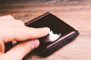 Steteskopla cüzdanı kontrol etmek.