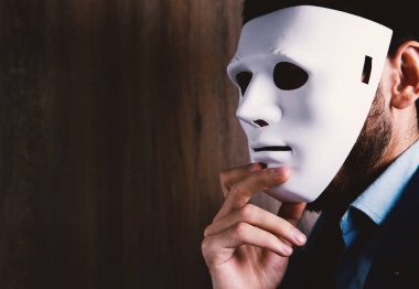 İş adamı beyaz maske takar