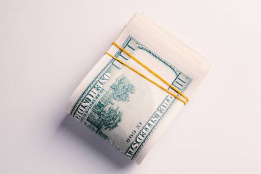 100 dolarlık banknotta Benjamin Franklin 'in yüzü var.