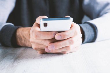 Cep telefonunu kullanan bir adam.