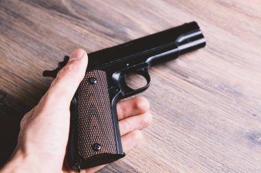 Elinde silah tutan bir adam..