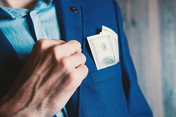 Adam finans hesaplarken para sayar.