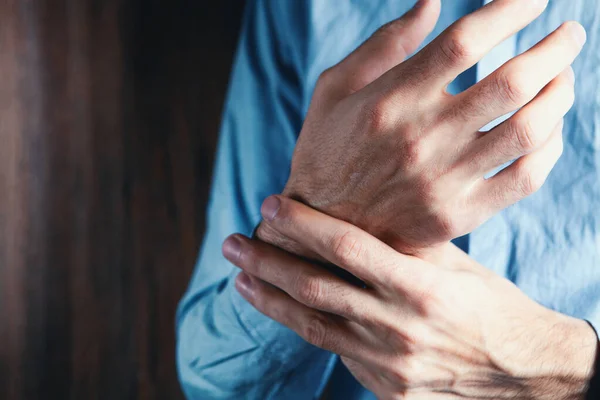 Man Masseert Zijn Pijnlijke Arm — Stockfoto