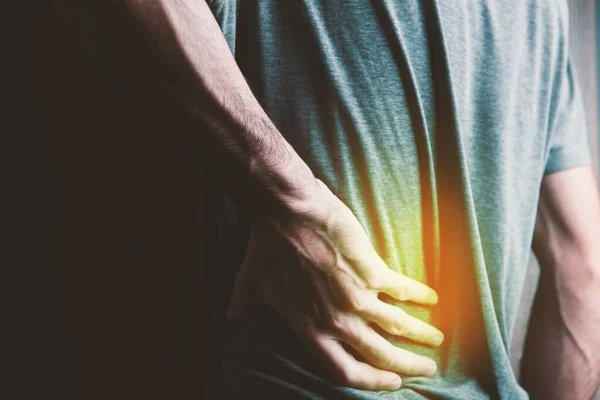 腰痛に苦しむ男 — ストック写真