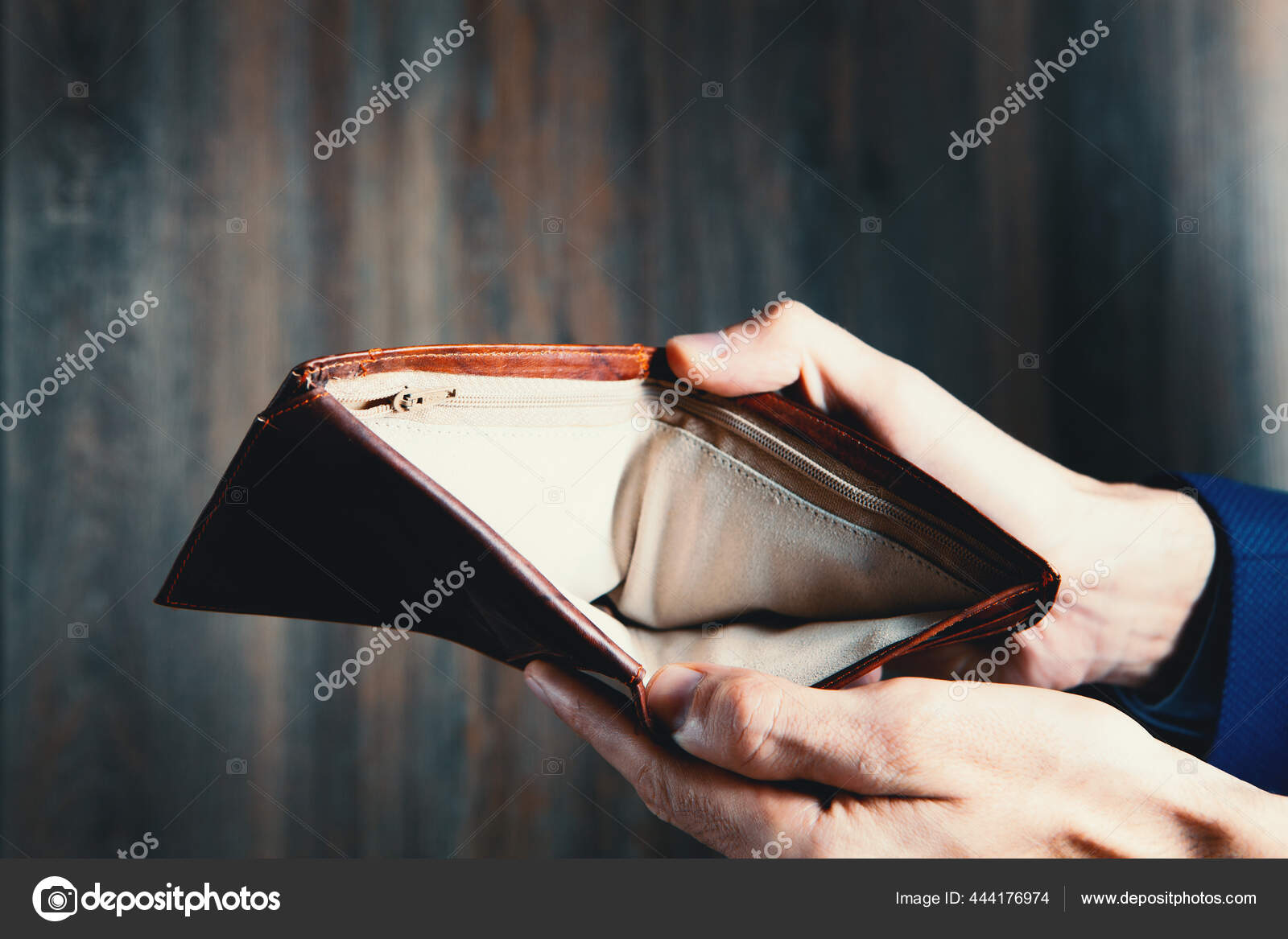 Hombre Sostiene Una Cartera Vac a Sus Manos fotograf a de stock