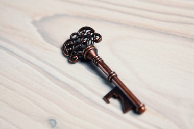 Ahşap bir masada eski anahtar.