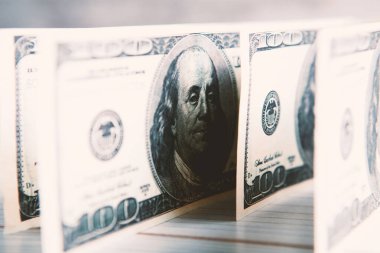 100 dolarlık banknotta Benjamin Franklin 'in yüzü var.