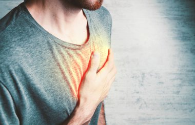 Göğüs ağrısı ve kalp krizi geçiren bir adam.
