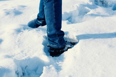 İnsan doğada karda yürür.