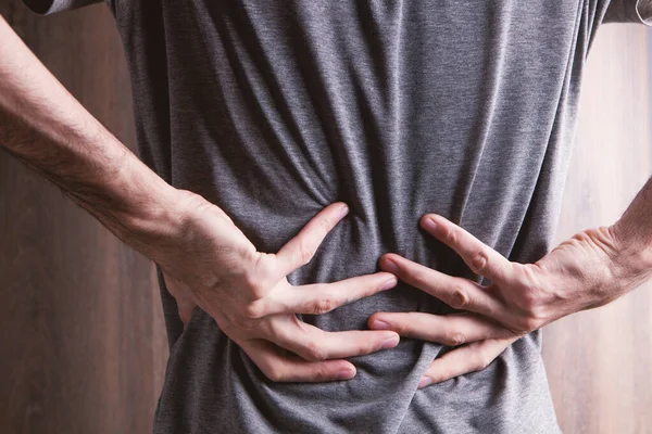 Sırt ağrısı çeken bir adam.