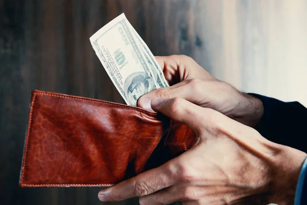 Hombre Negocios Tiene Cartera Sus Manos Cuenta Dinero — Foto de Stock