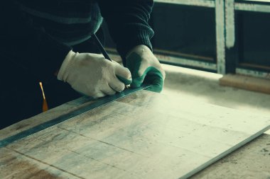 Üniformalı işçi seramik fayanslar monte ediyor 