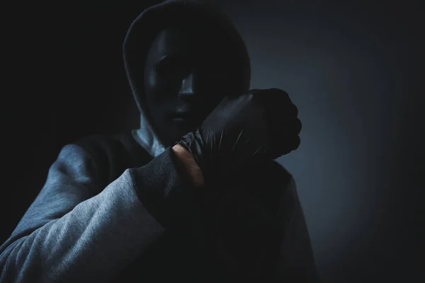 Mann Mit Kapuze Und Gesichtsmaske Zieht Schwarze Handschuhe — Stockfoto