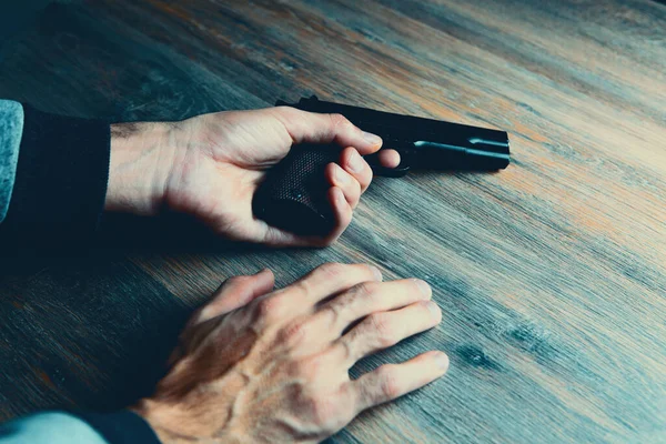 Hombre Sosteniendo Arma Sus Manos —  Fotos de Stock