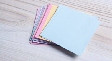 Masada notlar için küçük kağıt var.