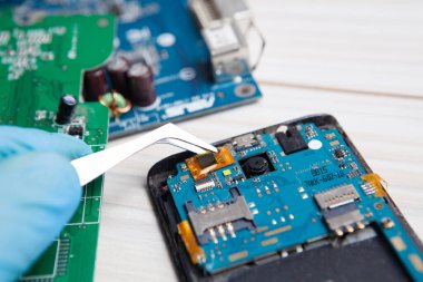 Anakartların ve diğer teknisyenlerin onarımı