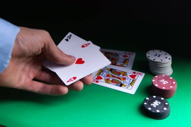 Kumar. Kumarhanede kumar masasında poker oynamak için yakın çekim kartları. 