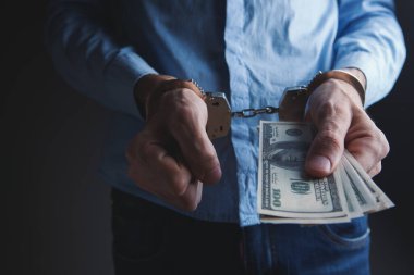 Suçlu kavramına kelepçelenmiş adamlar