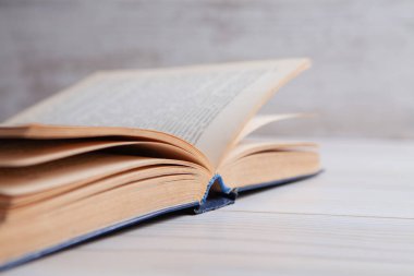 Masanın üzerinde açık bir kitap.