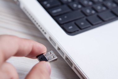 Dizüstü bilgisayarda modern USB sürücüsü