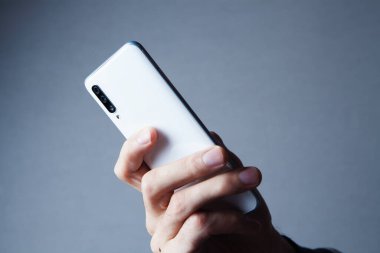 Cep telefonunu kullanan bir adam.