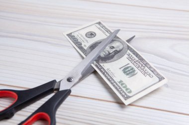 Makas bir doları ikiye böler.