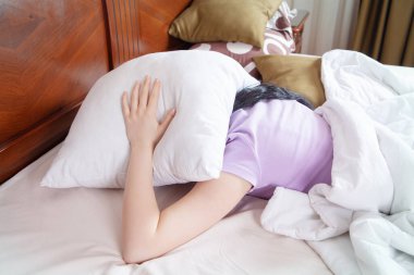 Bunalımlı kız gece geç saatlere kadar uyuyamaz.