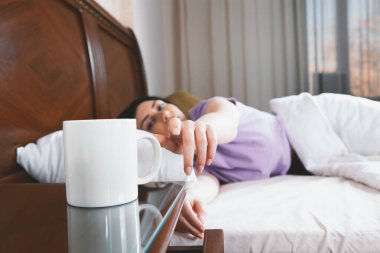 Bir bardak içkiyle kadın ellerine yakın çekim..