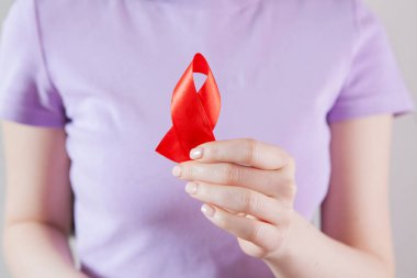 Kırmızı kurdele taşıyan kız kanser işareti