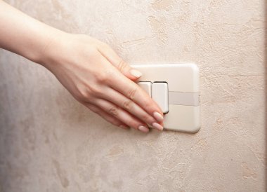 Kız düğmeye basıyor