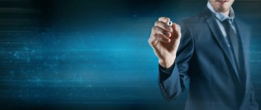 İş adamı dokunmatik ekranda yazar