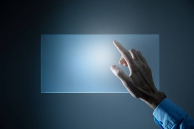 İş adamı dokunmatik ekranda baskı yapıyor