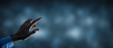 İş adamı dokunmatik ekranda baskı yapıyor