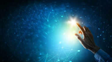 İş adamı dokunmatik ekranda baskı yapıyor