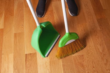 Temizlik yapan kız yerleri temizliyor.