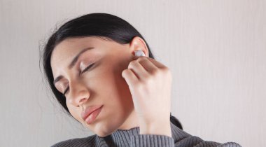 Güzel kız müzik dinliyor.