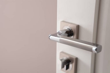 Şık bir kapı tokmağı ve tasarım dairesi.