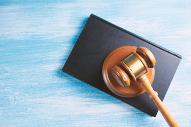 Tahta Yargıç Tokmak ve hukuk kitapları.