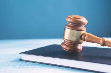 Tahta Yargıç Tokmak ve hukuk kitapları.