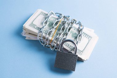 Dolar banknotlarında asma kilit var. Kapatın. İş konsepti.