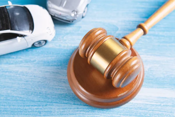 Araba ve tokmak modeli. Kaza davası ya da sigorta, dava.