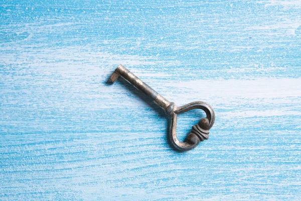 Ahşap bir masada eski anahtar.