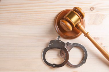 Hukuk hukuku konsepti - tokmak ve kelepçe