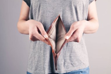 Kızın elinde boş bir cüzdan var..