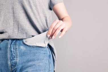 Kız boş ceplerini gösteriyor..