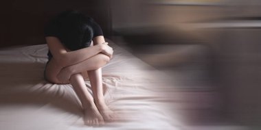 Bunalımlı kız gece geç saatlere kadar uyuyamaz.