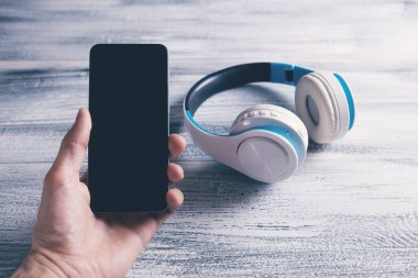 Telefonlu beyaz kulaklıklar müzik ya da müzik dinliyorlar.