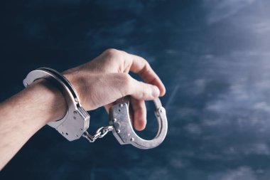 Suçlu kavramına kelepçelenmiş adamlar