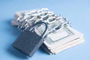 Dolar banknotlarında asma kilit var. Kapatın. İş konsepti.