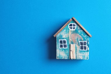 Aile bakımı ve koruma sigortası konsepti. Küçük bir evin modeli